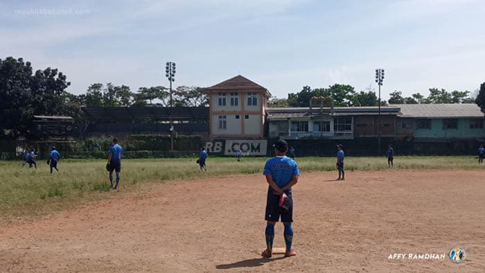 Latihan Pagi, Persib Bandung Berlatih di Lapangan Softball