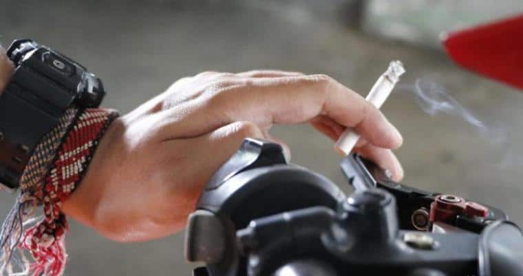 Beberapa Bahaya Merokok Saat Berkendara Motor di Jalan Raya, Bobotoh Harus Tahu!