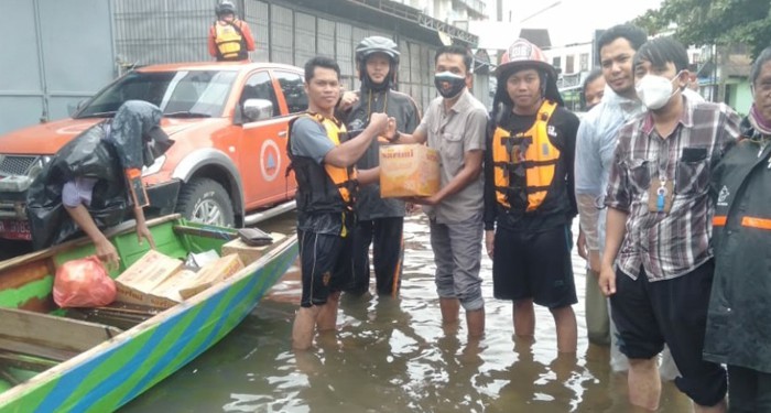 Pos Indonesia Serahkan Bantuan kepada Korban Bencana di Kalimantan Selatan dan Majene