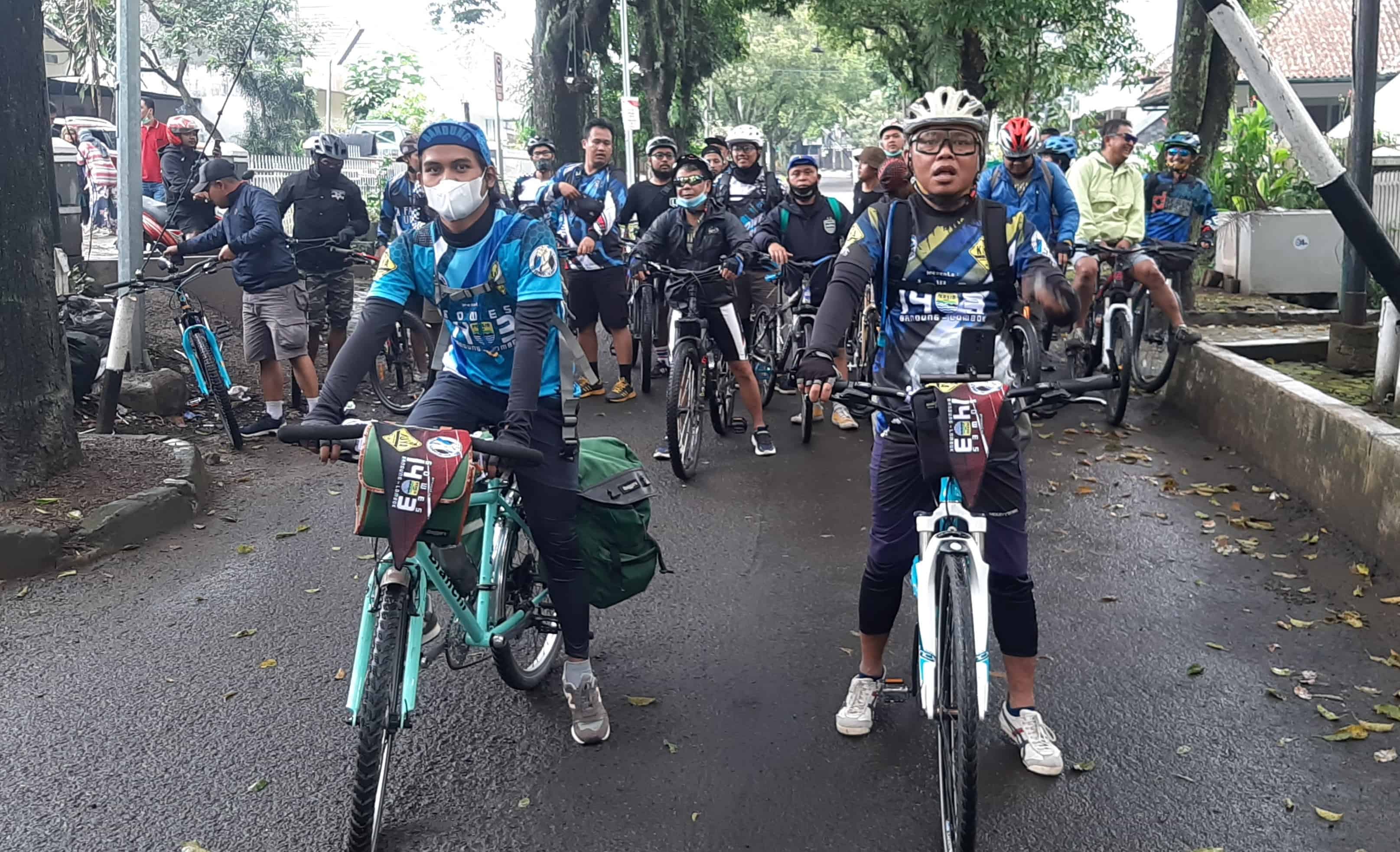 Puluhan Pesepeda Ramaikan Pelepasan Dua Bobotoh Bersepeda Bandung-Lombok #GOWES1403KM