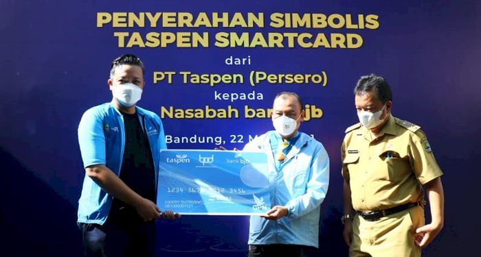 Permudah Akses, PT Taspen Serahkan Smartcard kepada Nasabah bank bjb