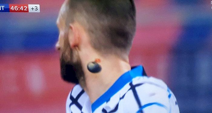 Pemain Inter Jadi Sorotan Gara-gara 'Bom' di Lehernya