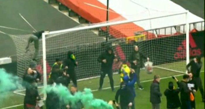 BREAKING NEWS: Chaos Jelang MU vs Liverpool, Fans Setan Merah Terobos Old Trafford dan Rusak Fasilitas