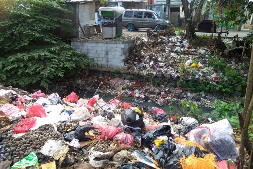 Satgas Citarum Harum Sektor 22 dan Aparat Pemkot Bandung Atasi Sampah di Curug Adun Babakan
