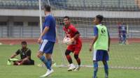 Semangat Berlipat Kiper Persib Jalankan Program Latihan Mandiri Sambut Liga 1