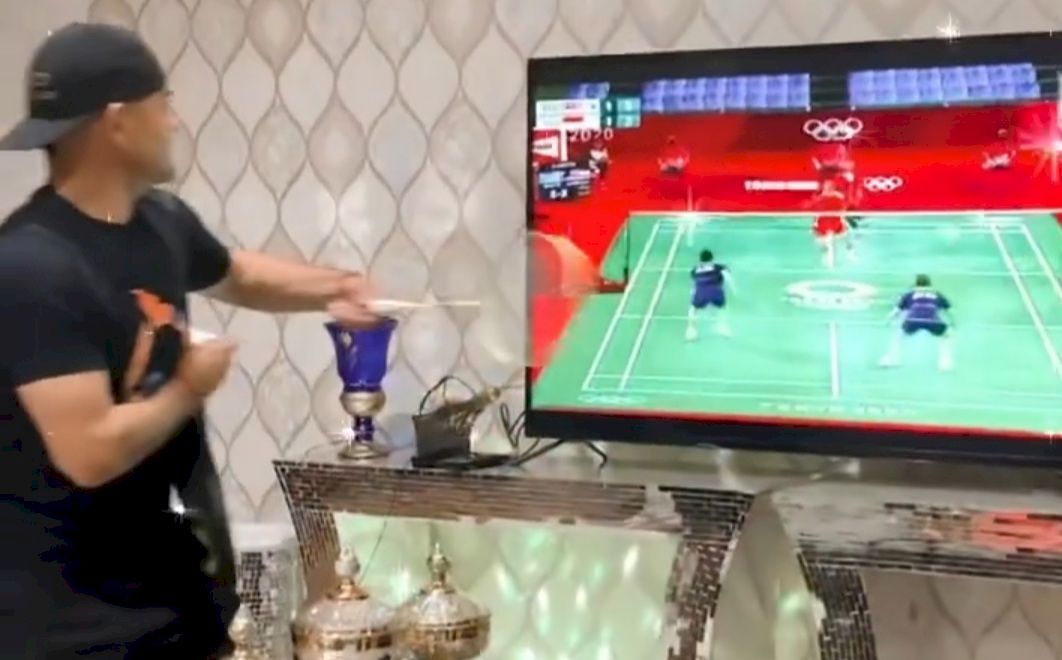 Dukung Atlet di Olimpiade Tokyo, Eks Striker Persib Ini Pukul TV Pakai Raket