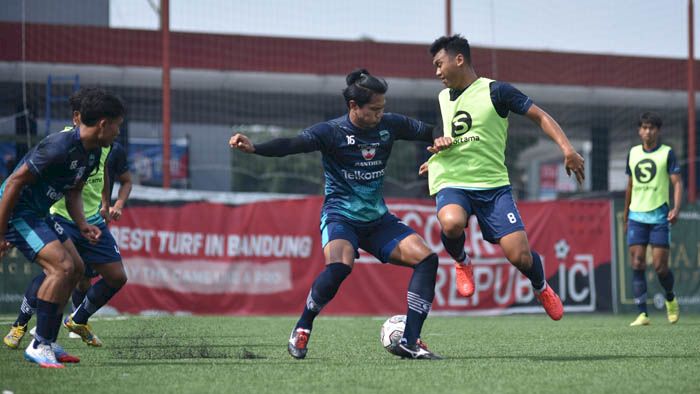 Satu Pemain Cedera, Pelatih Persib 'Otak-atik' Formasi Jelang Hadapi Borneo FC