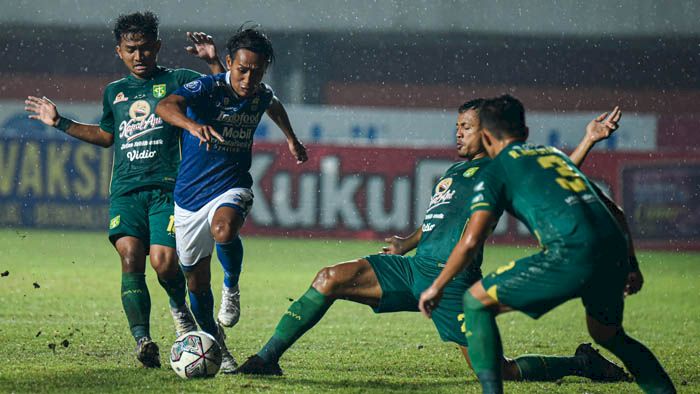 Karena Hal Ini Robert Alberts Pasrah Persib Selalu Tanding Malam Hari