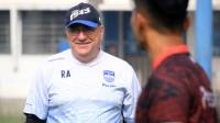 Tanggapan Pelatih Persib Robert Alberts Soal Absennya Tim Papua dan Sumatera di Liga 1 2022