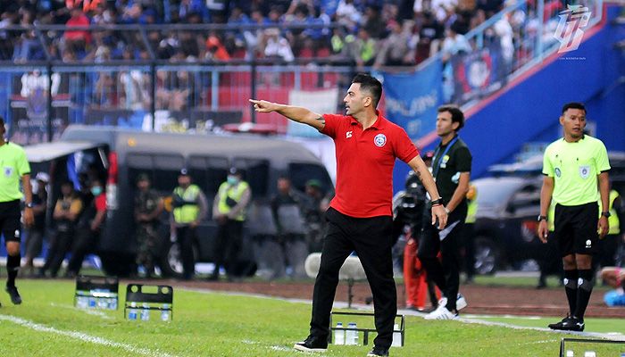 Arema Resmi Depak Javier Roca