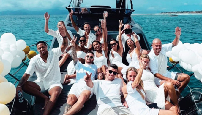 Marc Klok mengadakan pesta di atas kapal pesiar di Bali.