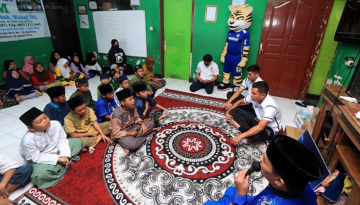 Rayakan HUT Ke-13 PT PBB, Persib Sambangi Sejumlah Panti Asuhan