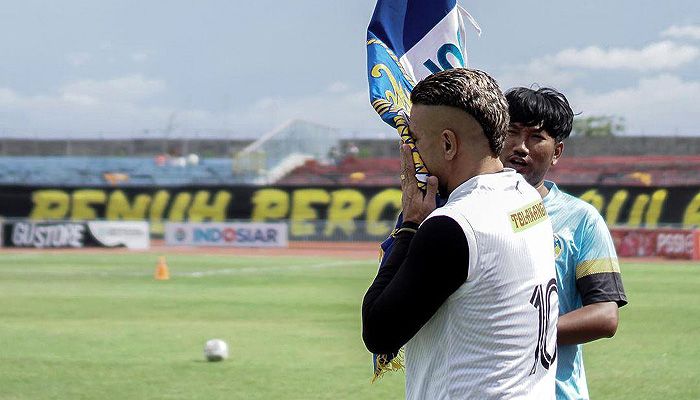 Eks Striker Persib Tabur Bunga dan Panjatkan Doa di Stadion Kanjuruhan