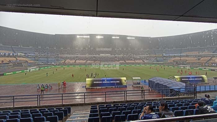 Detik-detik Jelang Laga Persib vs Persija, Stadion GBLA Diguyur Hujan Deras