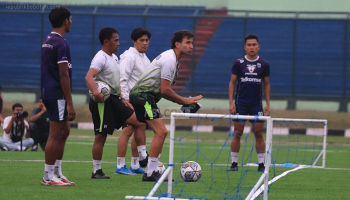 Luis Milla Ungkap Rencana Keberangkatan Persib Bandung ke Kandang Madura United