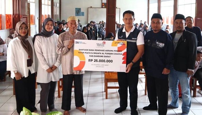 Telkom Serahkan Bantuan bagi Pondok Pesantren Yatim dan Dhuafa