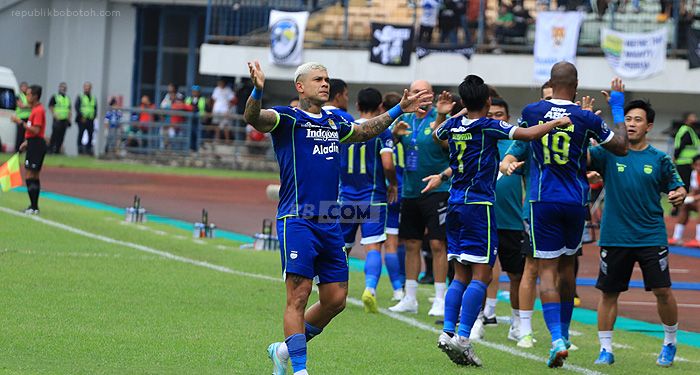 Suporter PSM Gigit Jari Saat Dijamu Persib Bandung di Stadion Pakansari, Ini Biang Keladinya