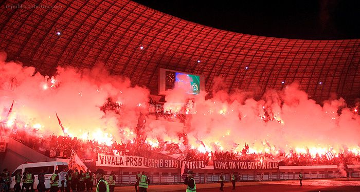 PSTI Sesalkan Penyalaan Flare dan Pitch Invader di Laga Persib vs Persikabo 1973