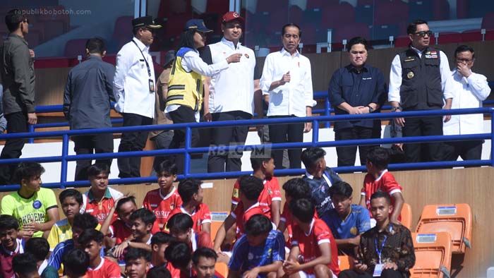 Tinjau Stadion Si Jalak Harupat, Jokowi: Yang Menentukan Layak Tidaknya FIFA, Bukan Presiden