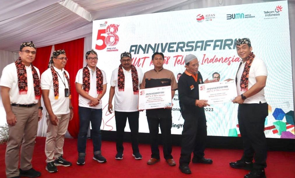 Sambut HUT ke-58, Telkom Jabar Serahkan Bantuan Pendidikan dan Sarana Umum di Sukabumi