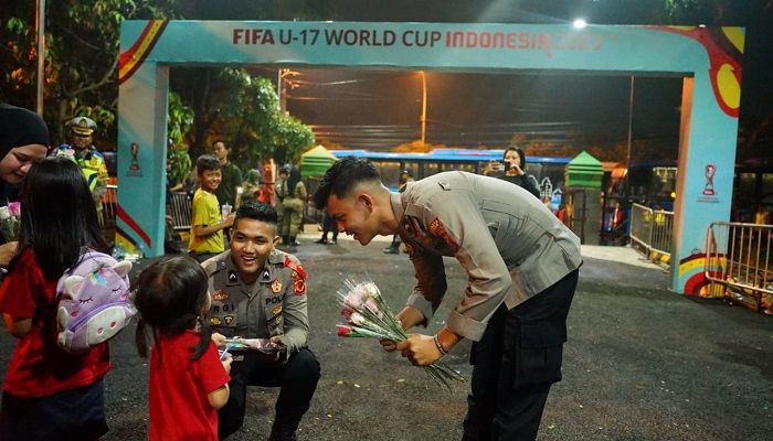 Aksi Simpatik Polisi Bagikan Mawar saat Bubaran Piala Dunia U-17 di Stadion si Jalak Harupat