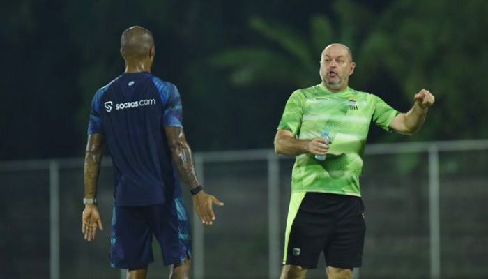 Tak Ada Waktu Bersantai Bagi Pemain Persib, Bojan Hodak Langsung Gelar Latihan Malam