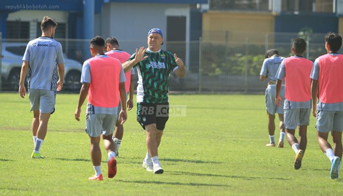 Bojan Hodak Keluhkan Lapangan Stadion Sidolig