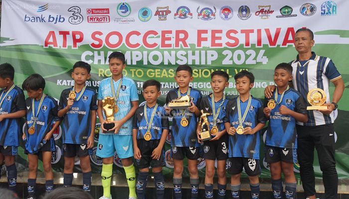 Legenda Persib Dadang Hidayat Dinobatkan Sebagai Pelatih Terbaik di ATP Soccer Festival 2024