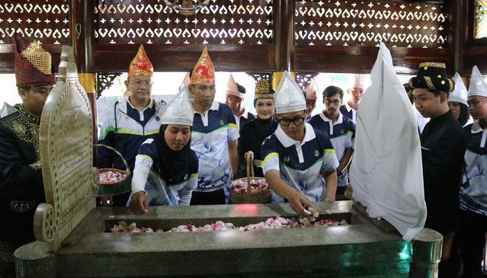 Jelang PON, Atlet Jabar Ziarah ke Makam Cut Nyak Dien