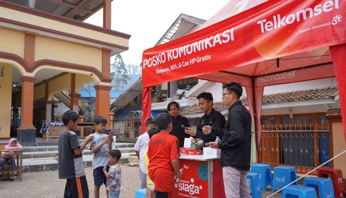 Telkomsel Berikan Bantuan kepada Warga Terdampak Gempa Kabupaten Bandung