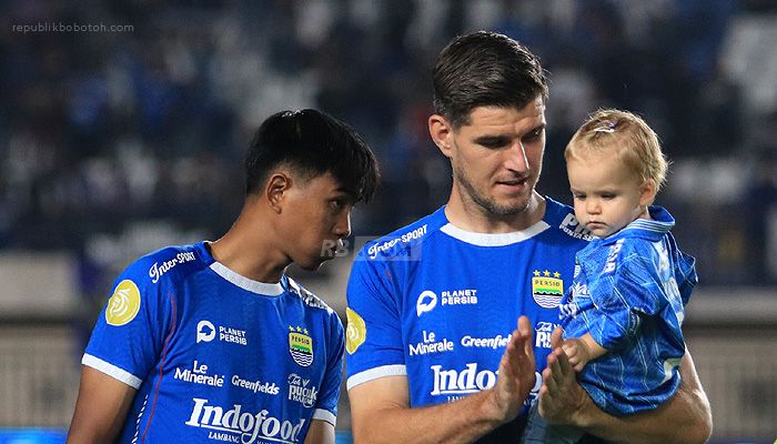 Momen Manis Nick Kuipers Gendong Sang Buah Hati di Tengah Lapangan Jalak Harupat