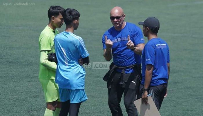 Terlibat di Seleksi EPA, Bukti Ambisi Luizinho Passos Cetak Kiper Masa Depan Persib