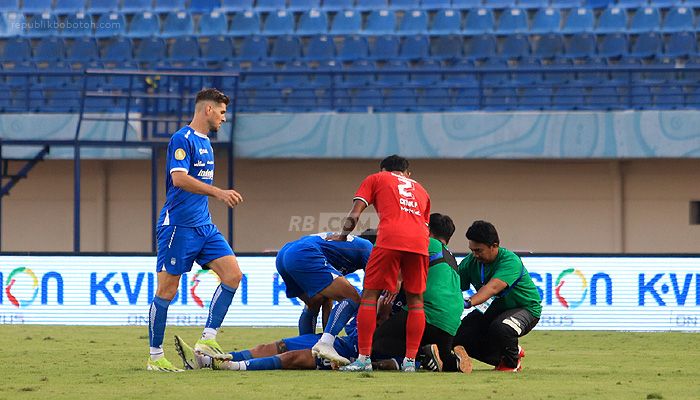 Dokter Persib Jelaskan Kondisi Tyronne del Pino setelah Kolaps di Laga Kontra Persebaya