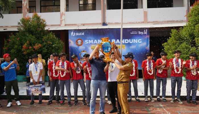 Apresiasi Champion Piala by.U 2024, Telkomsel Bagikan 1.000 Voucher by.U  ke siswa SMAN 18 Bandung