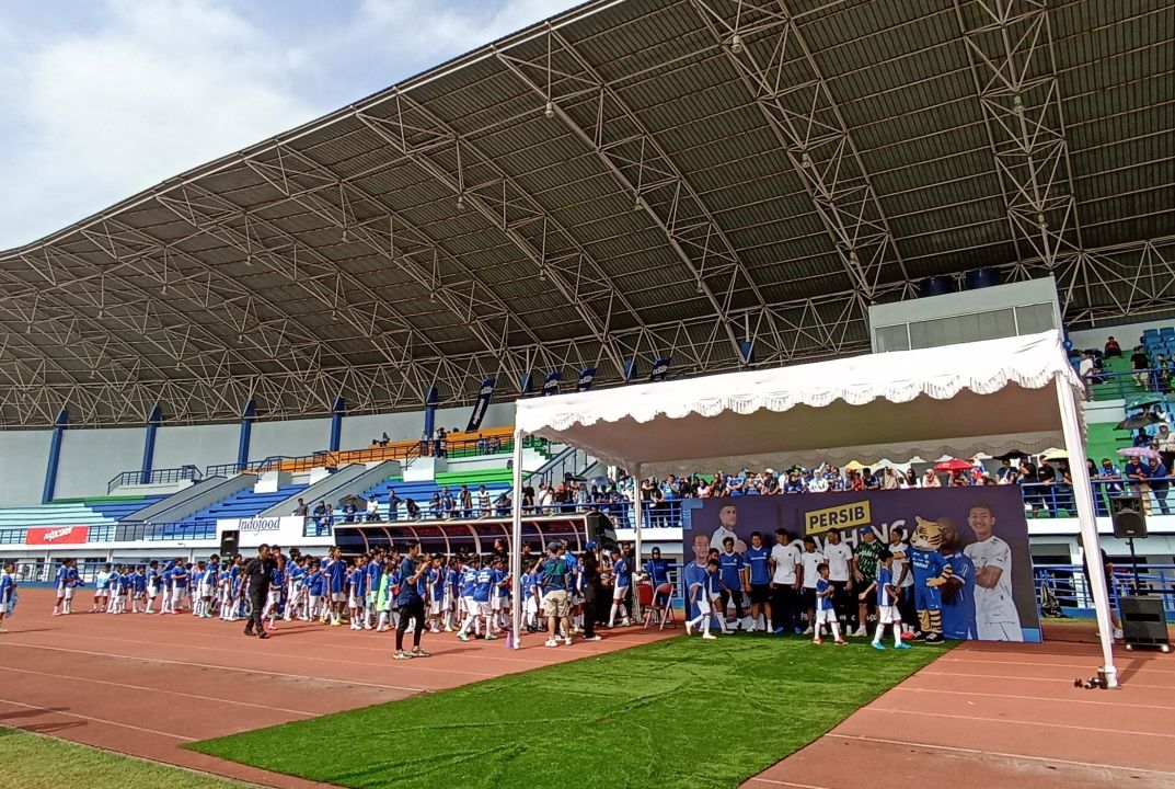 Pelatih Persib Tangani 136 Anak-Anak di Acara Coaching Clinic 