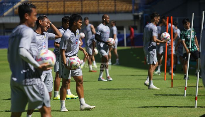 Bojan Hodak Sampaikan Kabar Baik dan Buruk Jelang Laga Persib vs Malut United FC