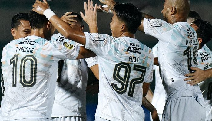 Reaksi Bobotoh setelah Persib Lanjutkan Unbeaten, Insiden Dedi Kusnandar Cedera Parah dan Rumput Lapangan Jadi Sorotan