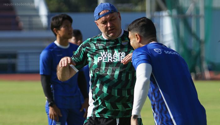 Jaga Suasana Ruang Ganti Jadi Alasan Bojan Hodak Batasi Pemain Anyar