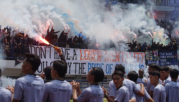 Foto-foto Aksi Bobotoh Bakar Motivasi di Latihan Persib,  Minta Kalahkan Persija