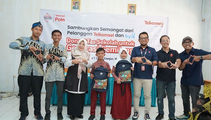 Telkomsel Salurkan Bantuan Tas Sekolah Hasil Penukaran 1 Juta Telkomsel Poin dan uCoin by.U