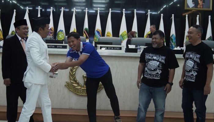 Jual Empat Ekor Sapi, Gubernur Jabar Penuhi Janjinya Berikan Bonus Juara Untuk Persib Rp2 Miliar