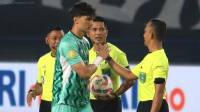 Ini Wasit yang Pimpin Laga Persib vs Persis Solo, Sudah Keluarkan 76 Kartu Kuning