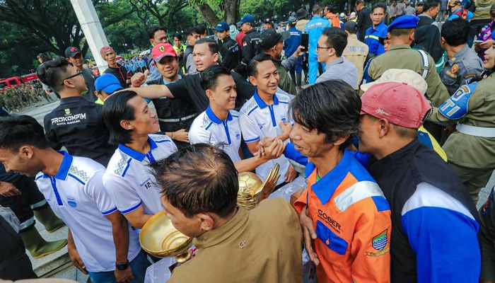 Ini Pesan Pemain Persib kepada Bobotoh saat Konvoi Perayaan Juara Liga 1