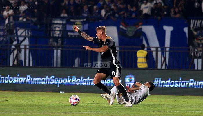 Hasil Babak I Persib vs Dewa United: Maung Tertekan meski Unggul Jumlah Pemain, Adam Przybek Gemilang