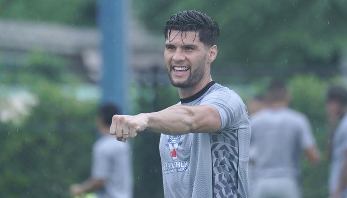 Julio Cesar Akui Frans Putros Bek Kuat dan Agresif