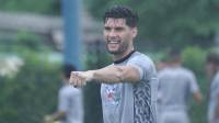 Julio Cesar Akui Frans Putros Bek Kuat dan Agresif