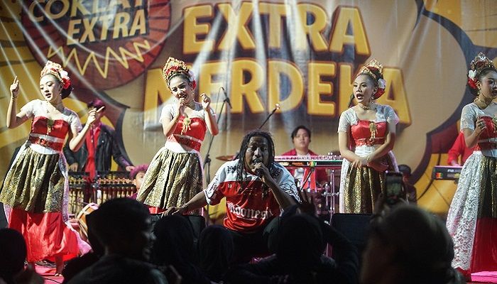 Dari Kerja Bakti hingga Joget Bersama, Coklat Extra Extra Merdeka Disambut Hangat Warga Sukasirna Lembang