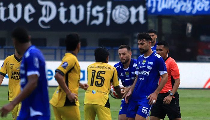 Reaksi Bobotoh setelah Persib Hajar Semen Padang di Pekan 1 Super League 2025/26: Putros Menolak Adaptasi