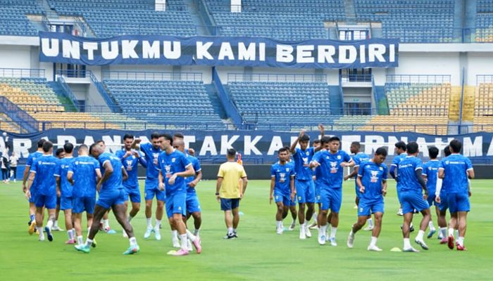 Berharap Bobotoh Birukan GBLA, Bojan Hodak Pastikan Pemain Muda Persib Siap Hadapi Persebaya