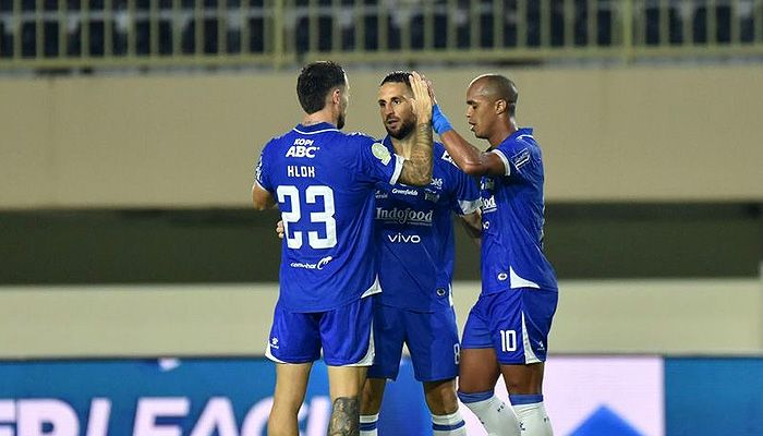 Luciano Guaycochea Tebus Dosa di Laga PSBS vs Persib